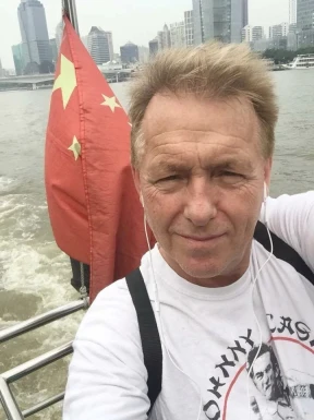 <span>Magnus, 65</span>&nbsp;<span style='width: 25px; height: 16px; float: right; background-image: url(/bitmaps/flags_small/SE.PNG)'>&nbsp;</span><br><span>Karlskrona, Suède</span>&nbsp;<input type='button' class='joinbtn' style='float: right' value='JOIN NOW' />