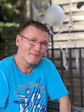 <span>Jörg, 51</span> <span style='width: 25px; height: 16px; float: right; background-image: url(/bitmaps/flags_small/DE.PNG)'> </span><br><span>Lübeck Sank, Німеччина</span> <input type='button' class='joinbtn' style='float: right' value='JOIN NOW' />